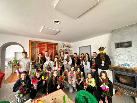 Warsztaty plecenia palm wielkanocnych.